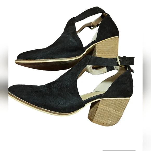 Beast Fashion Women's Carrie Closed Toe Heels - Picture 2 of 5